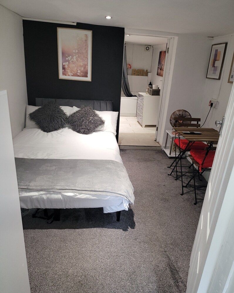 Hidden Treasure- 2 Beds Sleeps 3 Gillingham Apartment 4