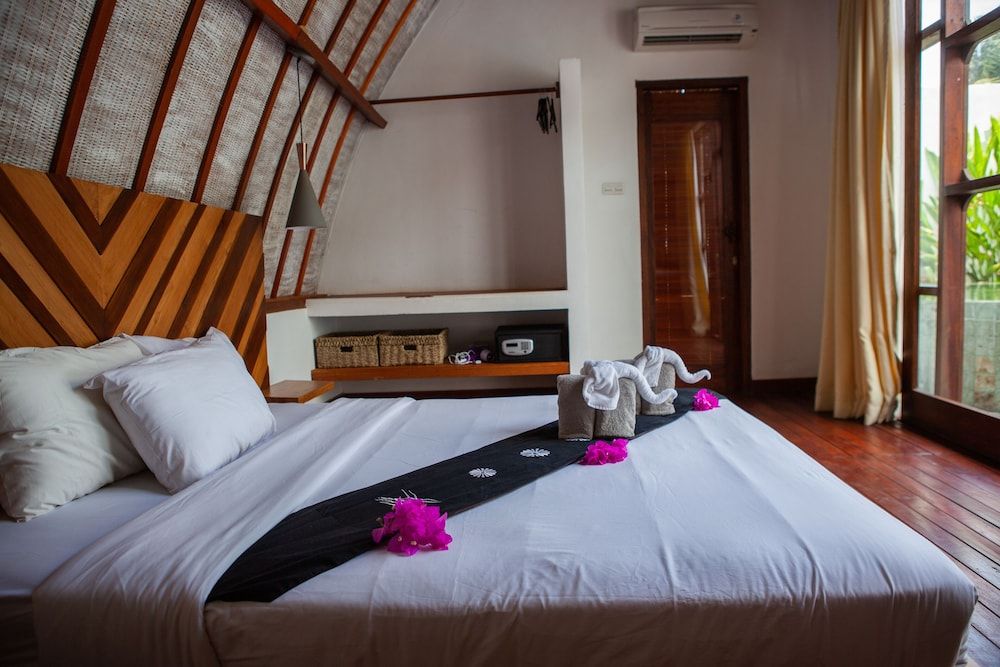 Deluxe Beach Bungalow with Private Jacuzzi