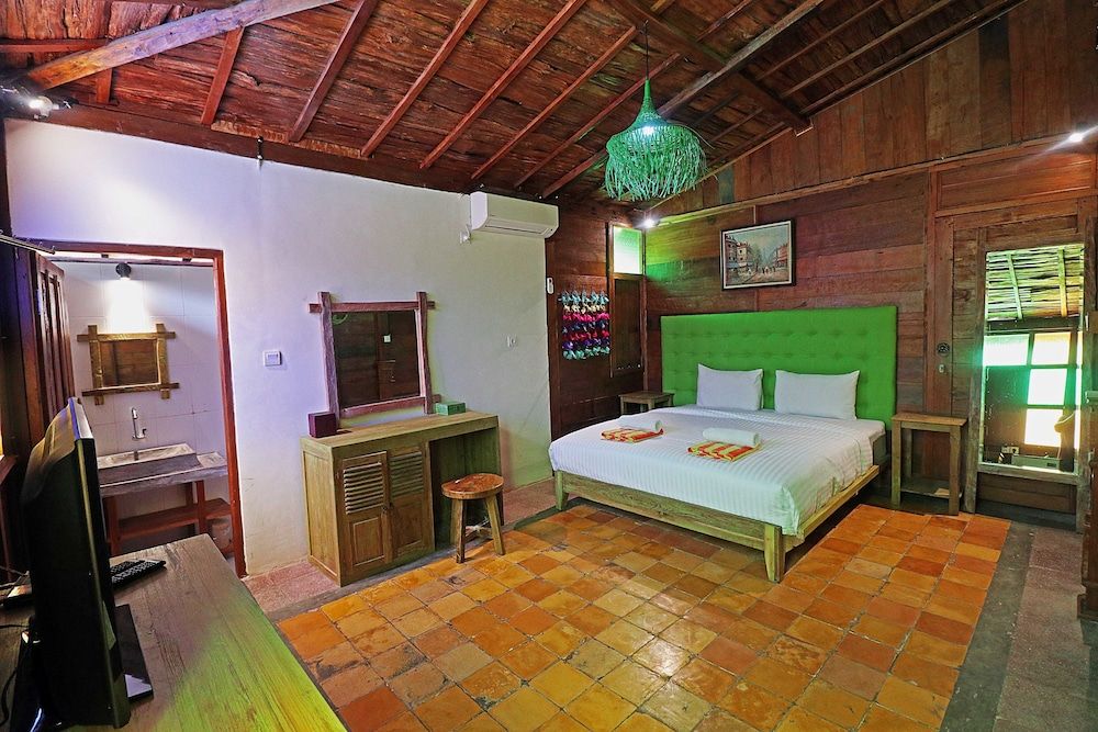 Suite Joglo Pool and Garden View