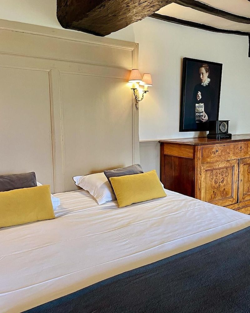 Studio Suite, Fireplace, Courtyard View