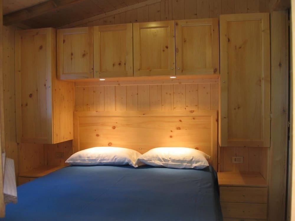 Chalet, 2 Bedrooms (S01)
