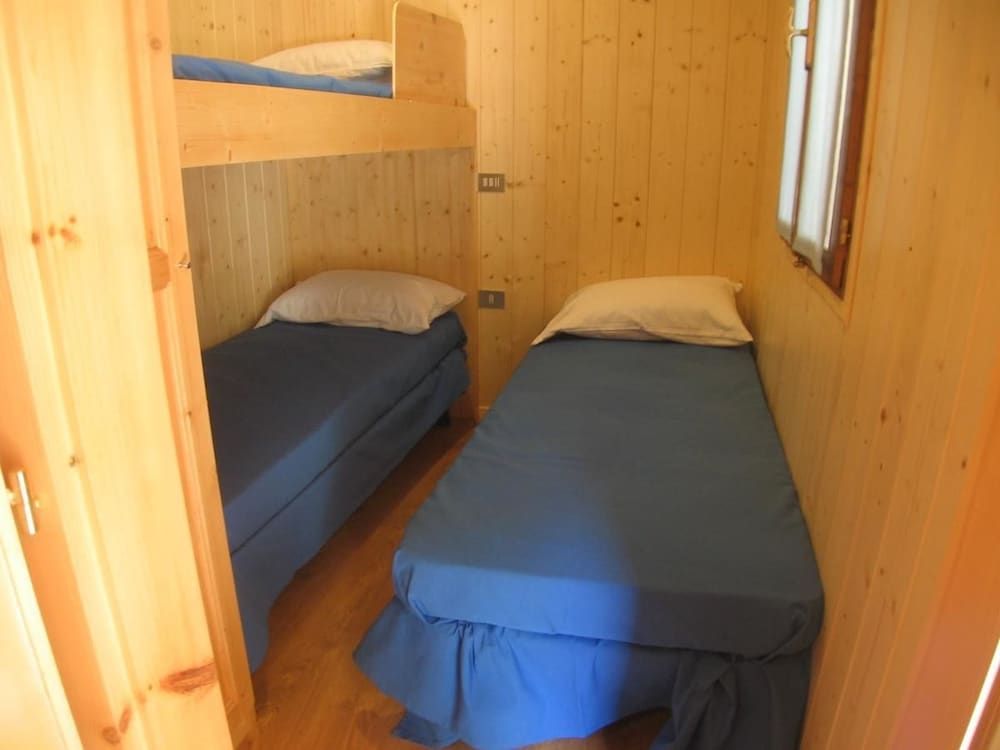 Chalet, 2 Bedrooms (S01)