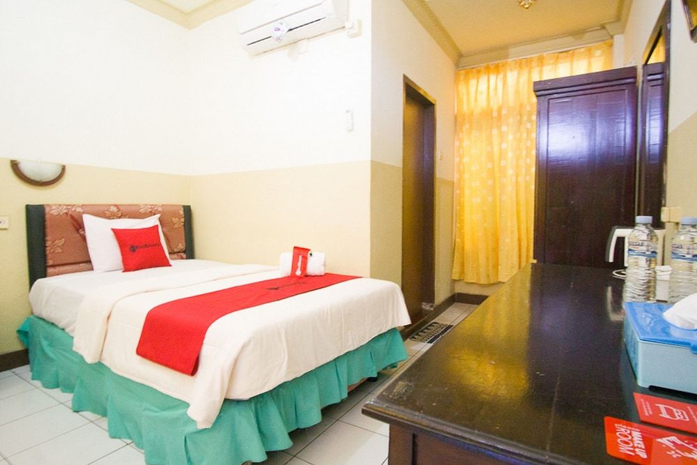 Double Room (RedDoorz)