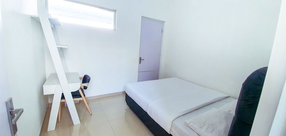 Villa Mangli Monochrome Syariah by eCommerceloka Villa, 4 Bedrooms 7