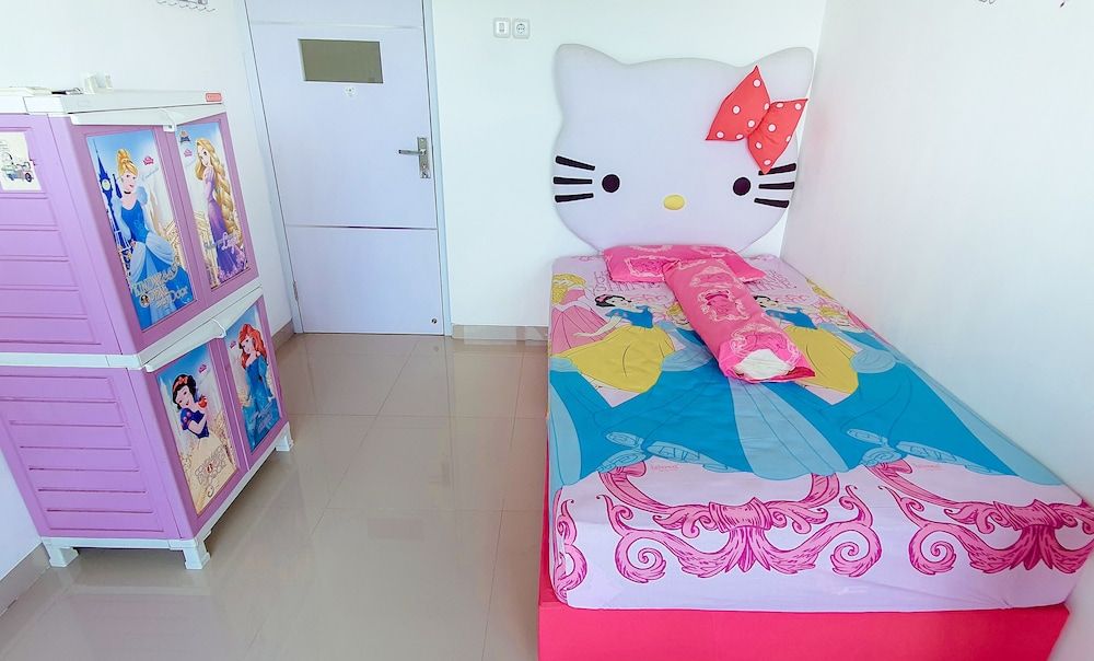 Villa Mangli Monochrome Syariah by eCommerceloka Villa, 4 Bedrooms 4