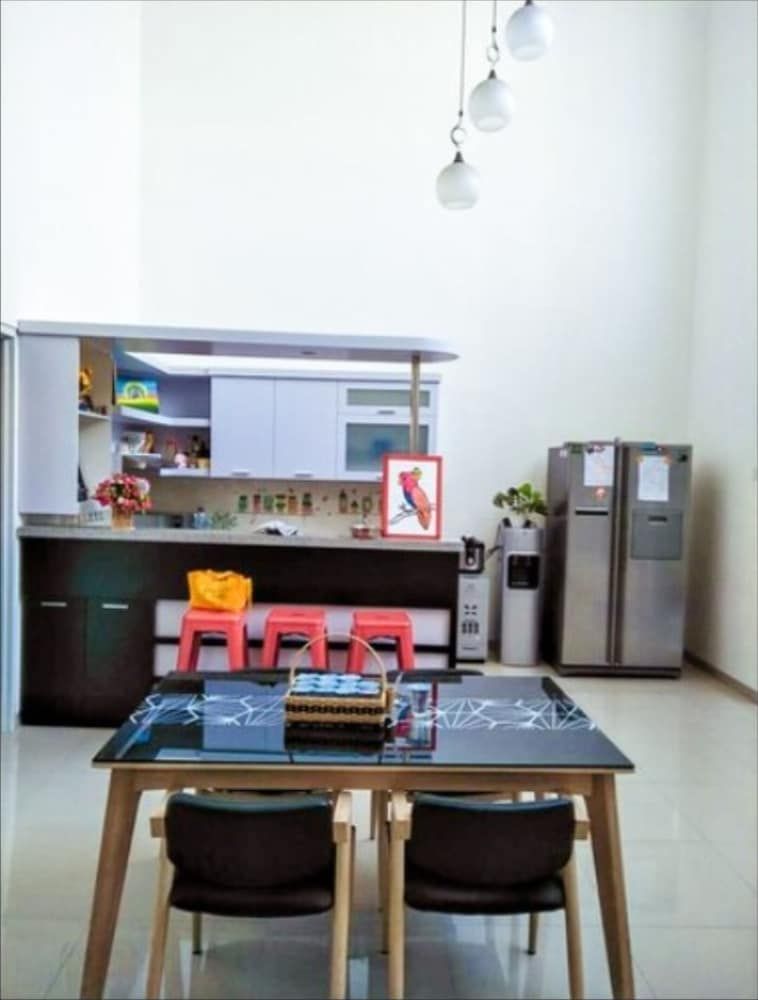 Villa Mangli Monochrome Syariah by eCommerceloka Villa, 4 Bedrooms 8