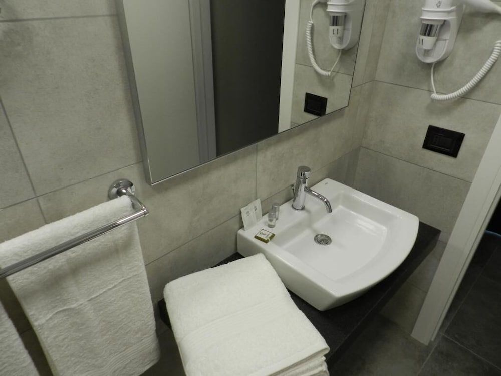 Erasmus Hotel Standard Double Room 3