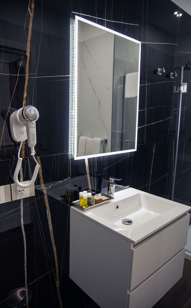 Lauria Luxury Room Deluxe Room, 1 Queen Bed, Balcony, City View 2