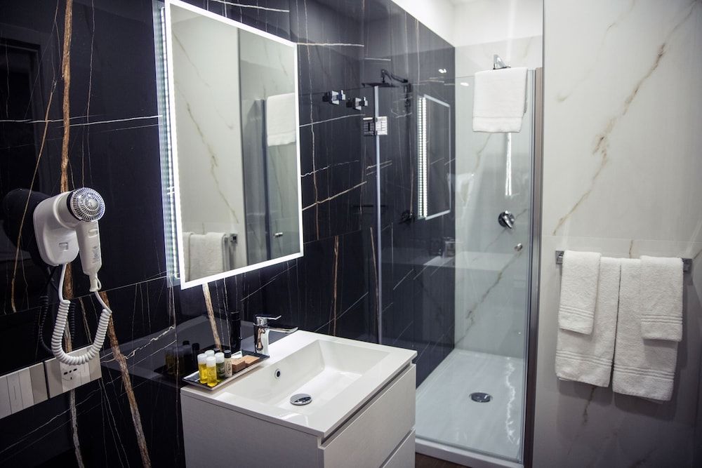 Lauria Luxury Room Deluxe Room, 1 Queen Bed, Balcony, City View 3