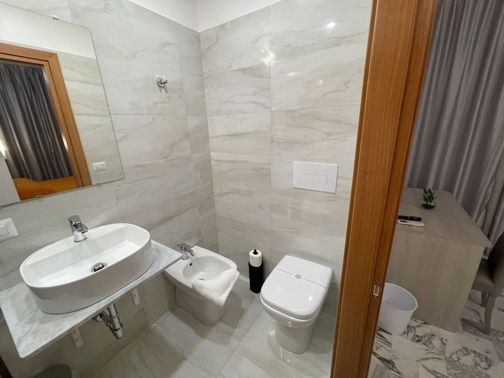 B&B CENTRALE Deluxe Room, 1 Double Bed, Ensuite, City View 6