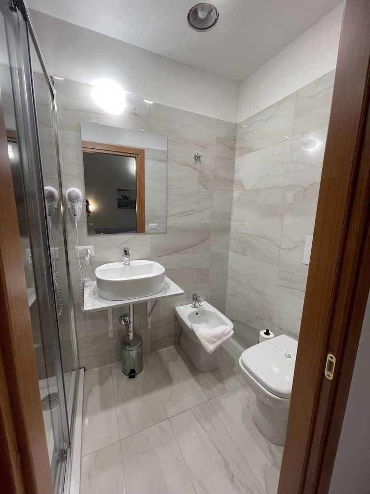 B&B CENTRALE Comfort Room, 1 Double Bed, Ensuite, City View 5