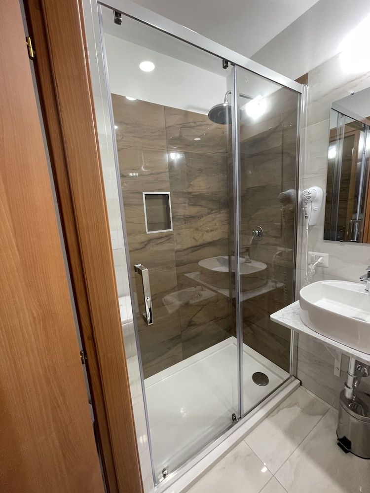 B&B CENTRALE Comfort Room, 1 Double Bed, Ensuite, City View 4