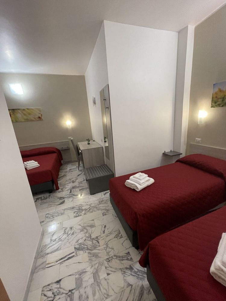 B&B CENTRALE Family Room, Multiple Beds, Ensuite, City View 2