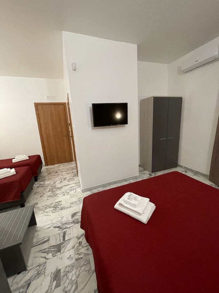 B&B CENTRALE Family Room, Multiple Beds, Ensuite, City View 3