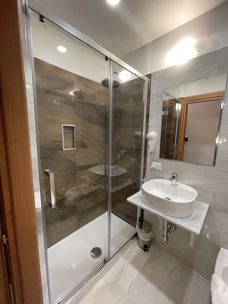 B&B CENTRALE Deluxe Room, 1 Double Bed, Ensuite, City View 7