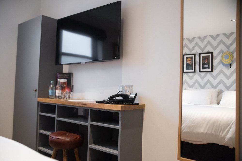 The Albert Arms Classic Twin Room, Multiple Beds 10