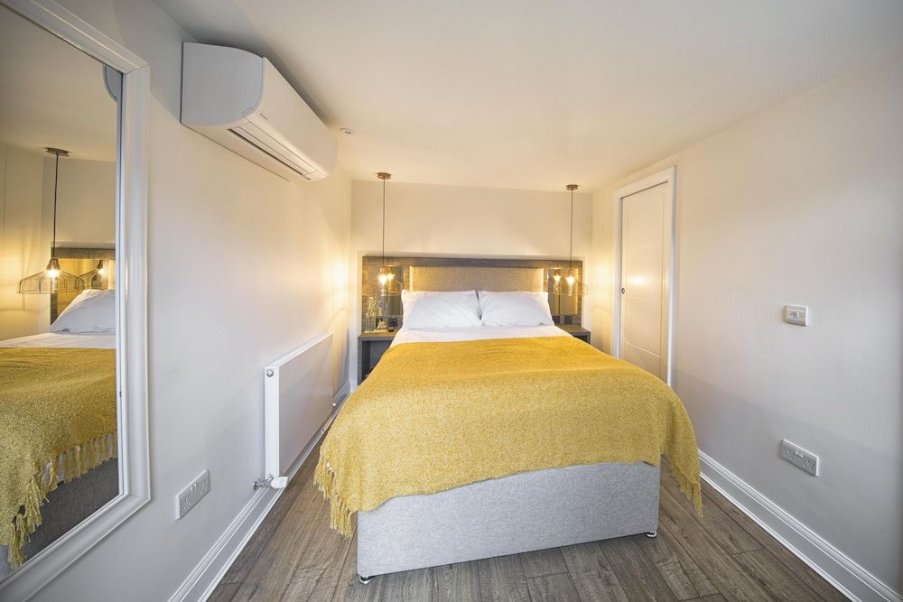 José Pizarro The Swan Inn Esher Standard Double Room (4) 4