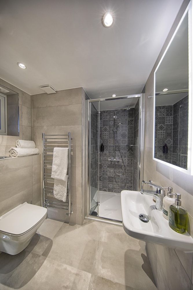 José Pizarro The Swan Inn Esher Standard Double Room (3) 3