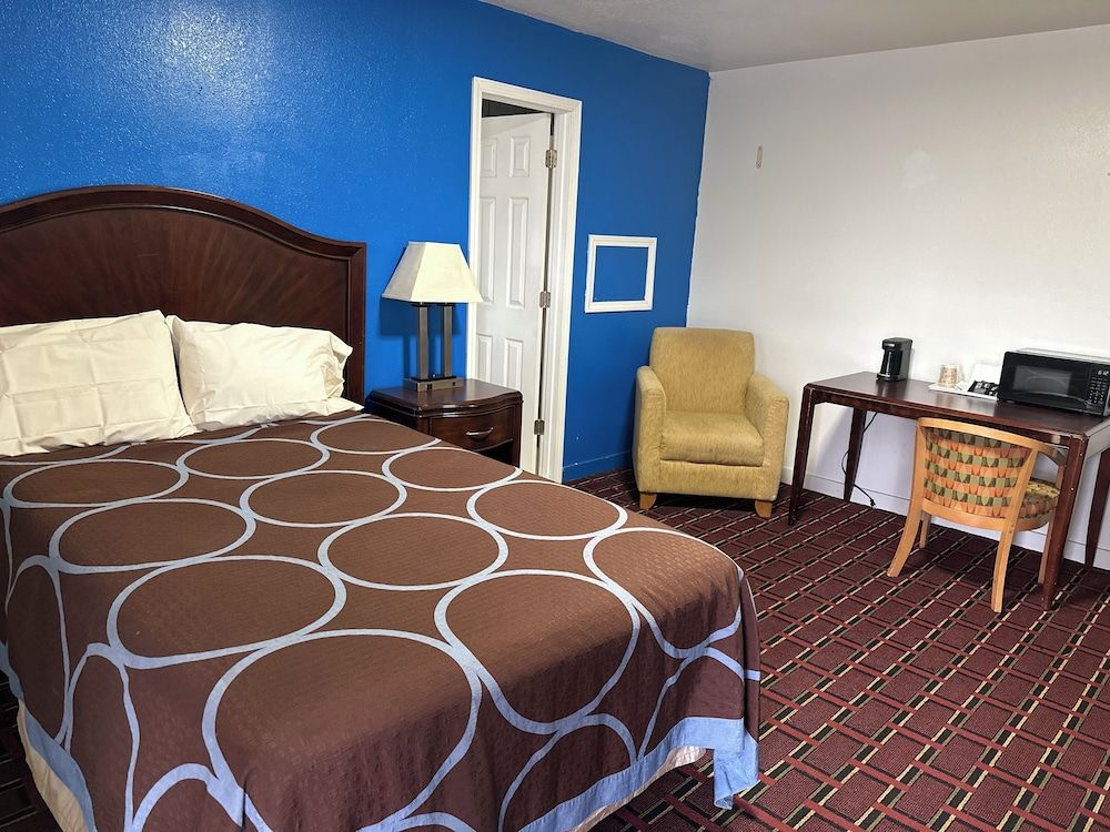 Rodeway Inn Standard Room, 1 Queen Bed, Non Smoking 4