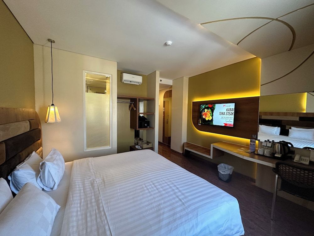 Swiss-Belcourt Kupang Deluxe Double Room, City View 2