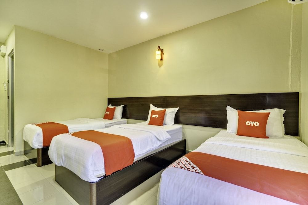 OYO 89960 Manjung Inn Hotel Deluxe Triple Room 2