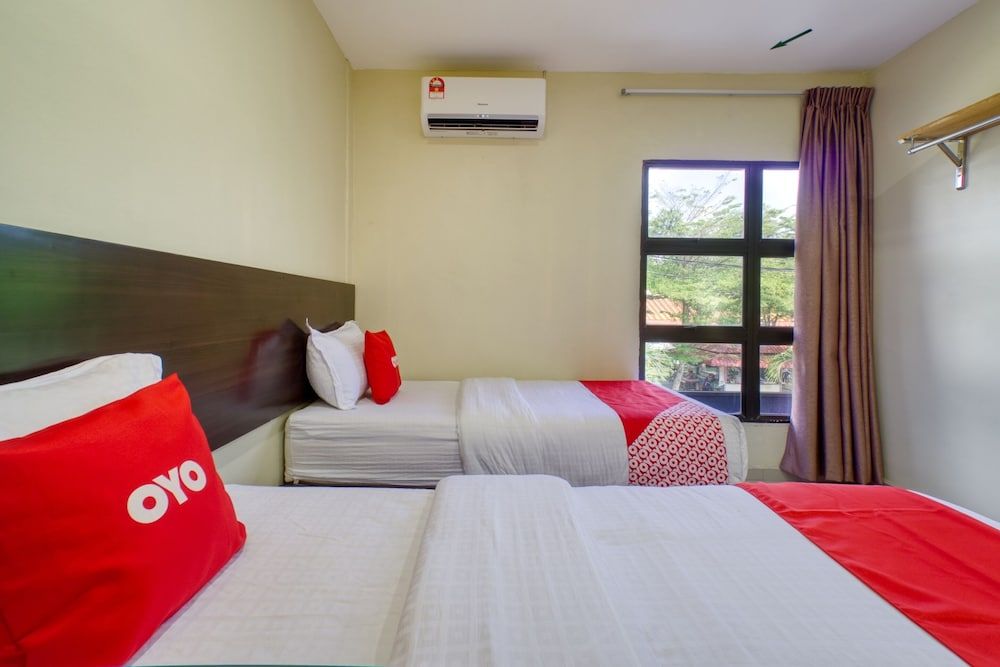 OYO 89960 Manjung Inn Hotel Deluxe Triple Room 3