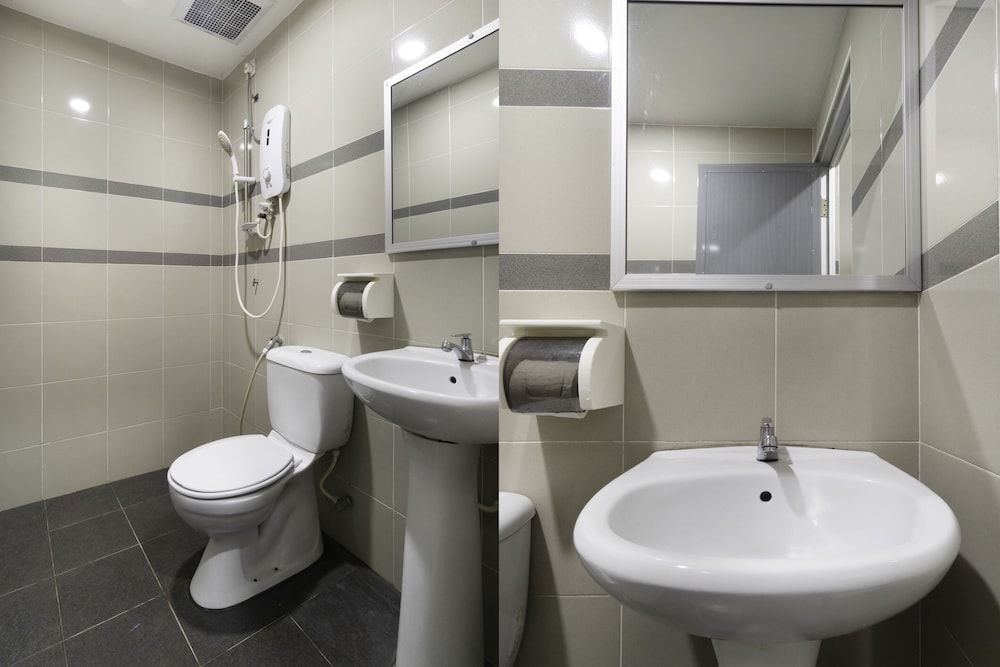 OYO 89960 Manjung Inn Hotel Deluxe Triple Room 4