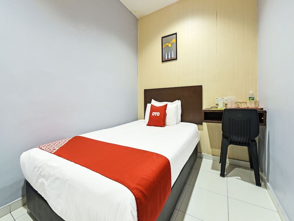 Oyo 90644 M Three Hotel Deluxe Single Room