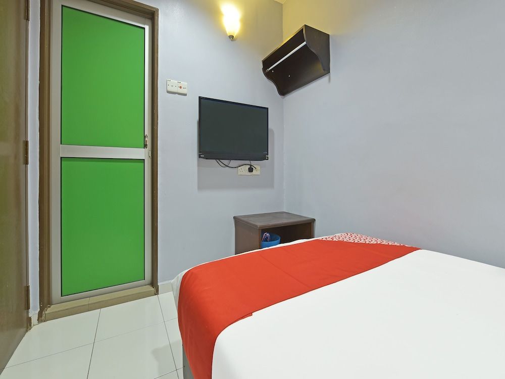 Oyo 90644 M Three Hotel Deluxe Single Room 5