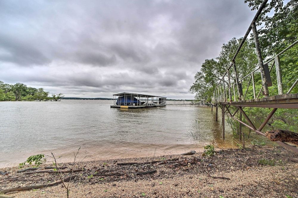 'sunset Cove' Lakefront Escape w/ Deck + Yard