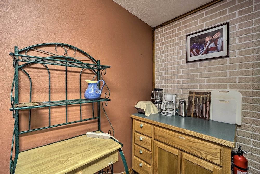 'sunset Cove' Lakefront Escape w/ Deck + Yard
