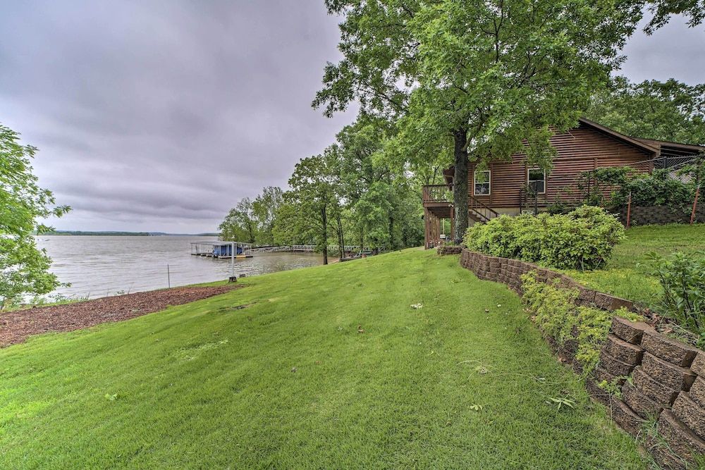 'sunset Cove' Lakefront Escape w/ Deck + Yard