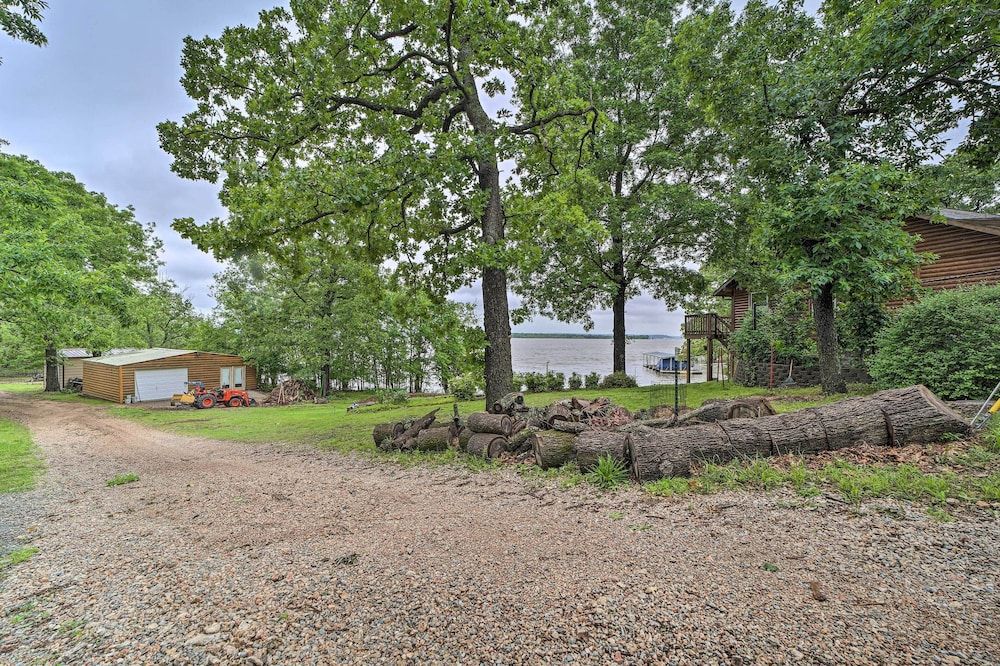 'sunset Cove' Lakefront Escape w/ Deck + Yard