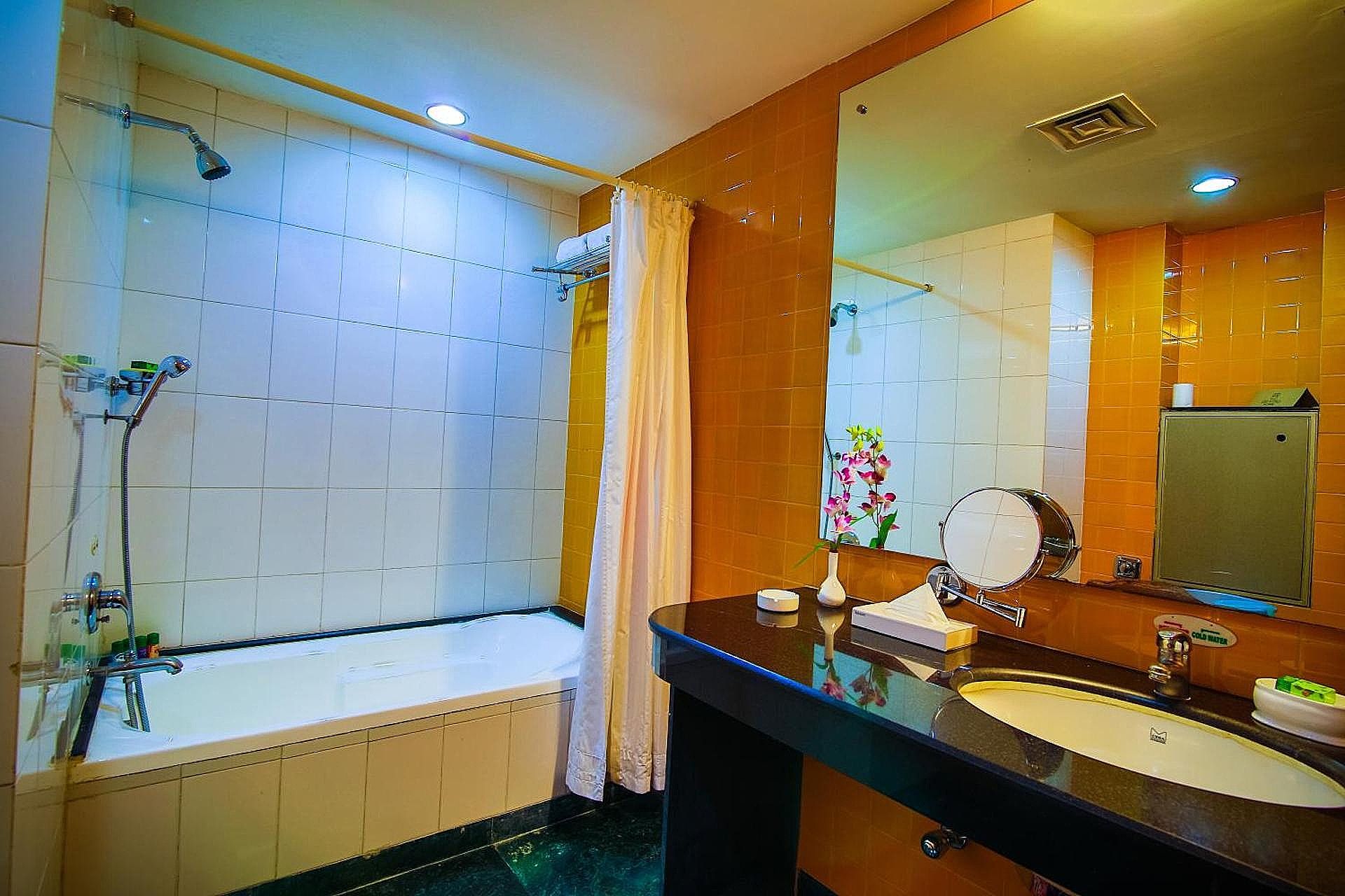 Executive Suite, 1 King Bed, Bathtub, City View