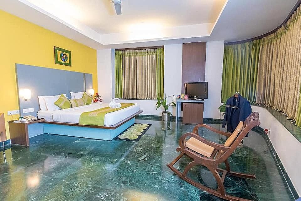 Executive Suite, 1 King Bed, Bathtub, City View