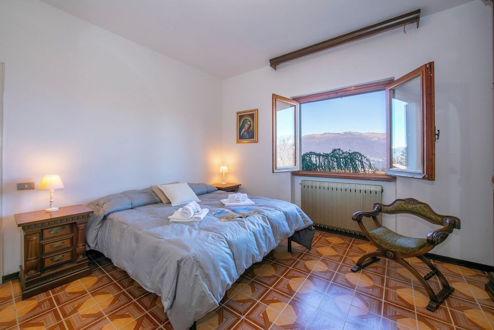 Family Apartment, 3 Bedrooms, Mountainside (Oasi di Castelveccana Apt Pool and)