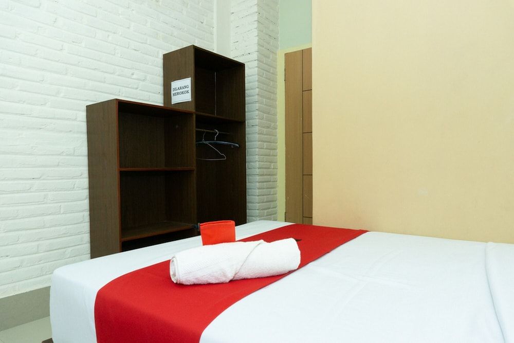 Double Room (RedDoorz)