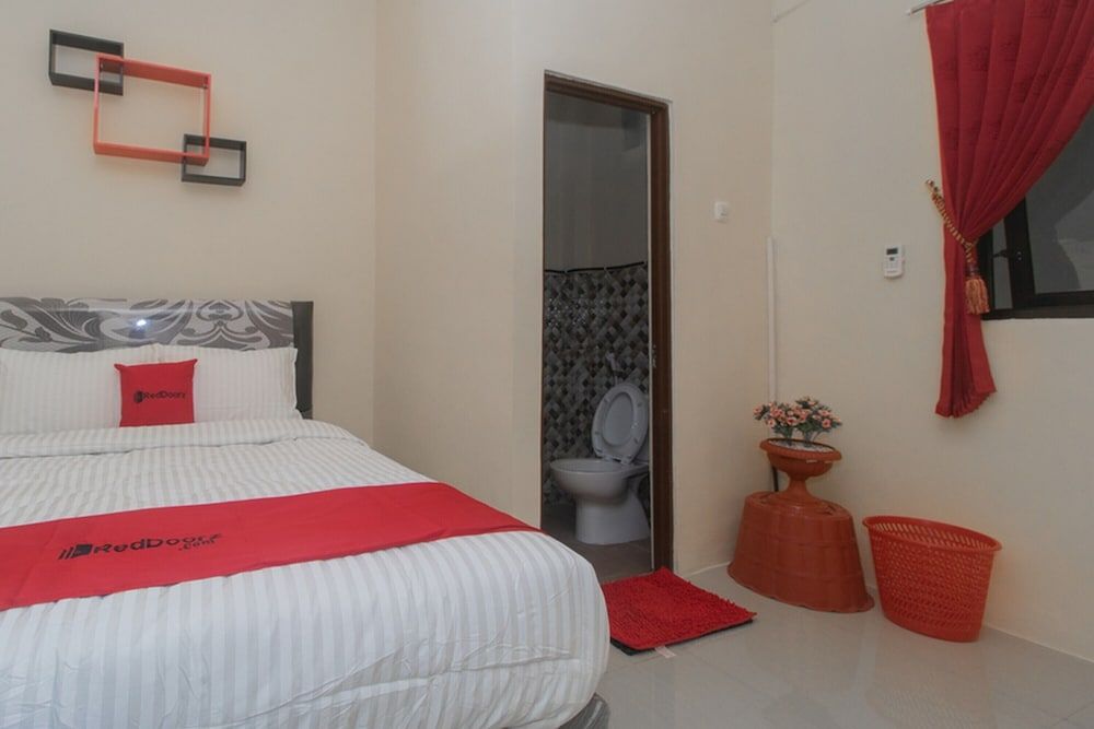 Double Room (RedDoorz)