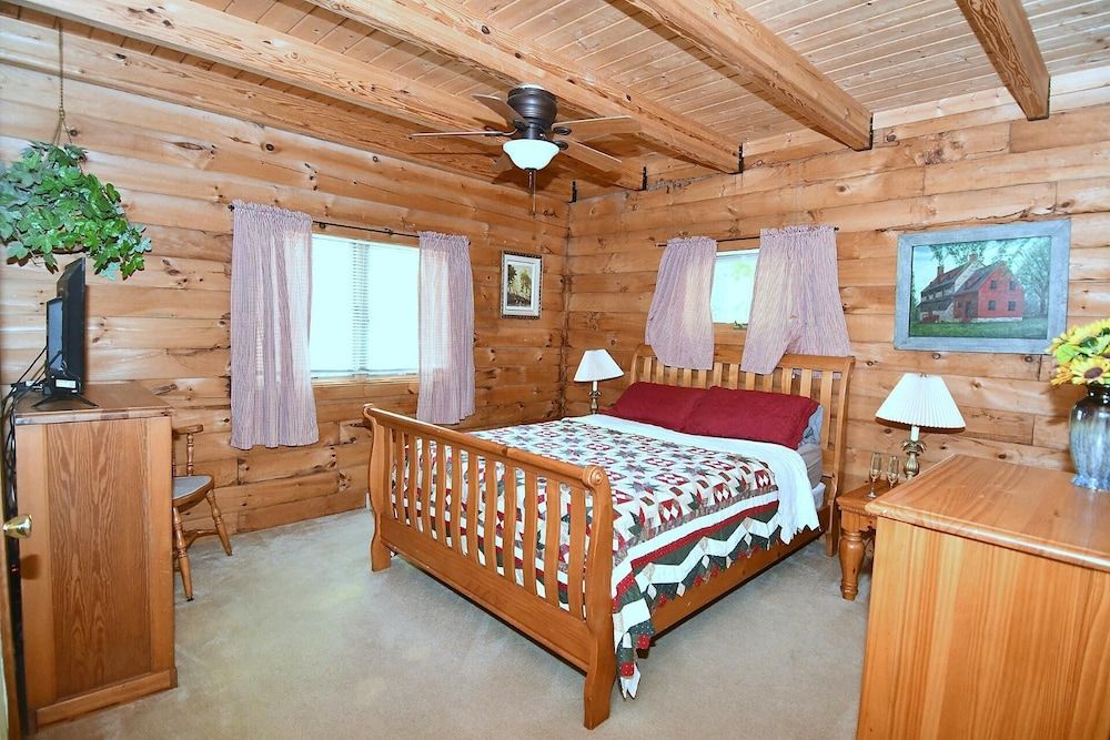House, Multiple Beds (Lazy Bear Retreat - Classic Cabin! )