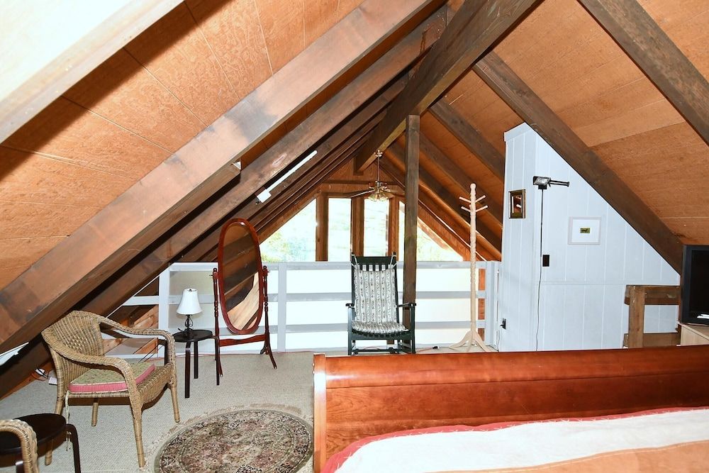 House, Multiple Beds (The Outlook - A Majestic View!)