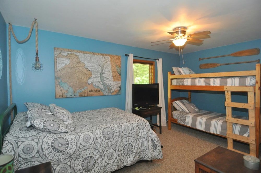 House, Multiple Beds (Sqyrls Nest - 3BR Retreat With a Hot )