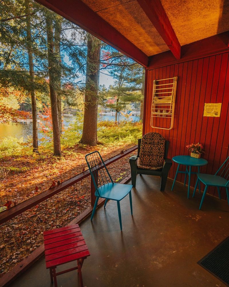 Motel Long Lake and Cottages Motel Room # 19 [nearest to the lake] 5