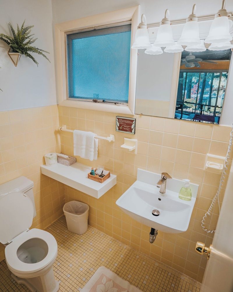 Motel Long Lake and Cottages Motel Room # 19 [nearest to the lake] 6