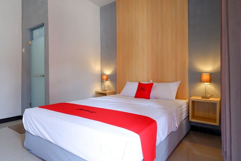 Double Room (RedDoorz)