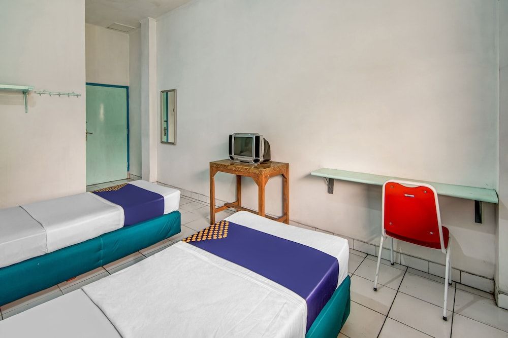 Spot ON 90964 Hotel Margadana Classic Twin Room 2