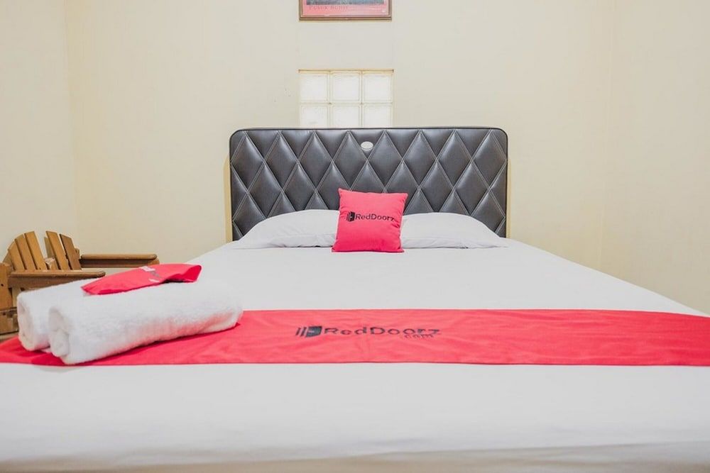 Double Room (RedDoorz)