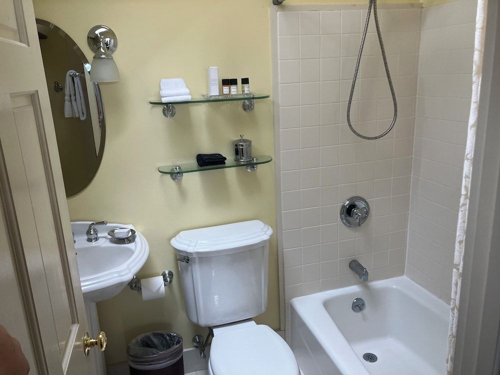 Windham Hill Inn Room, 1 Queen Bed, Garden View 4