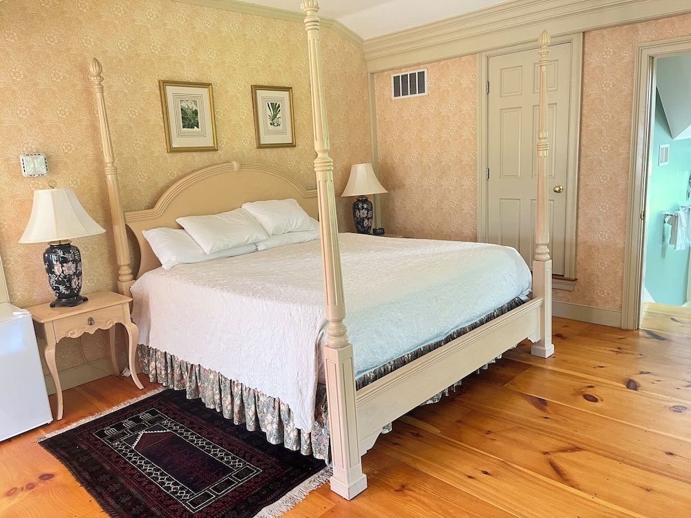 Windham Hill Inn Romantic Room, 1 King Bed 3
