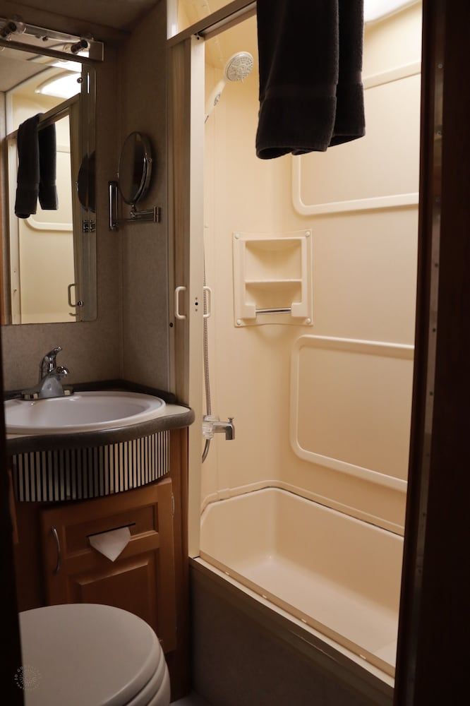 Quiet Mind Lodge Retreat & Spa  Sequoias Deluxe Mobile Home 3