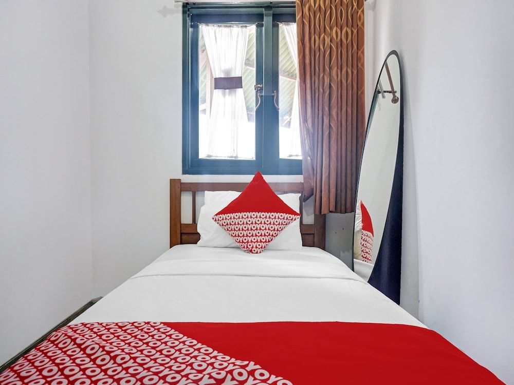 Capital O 90596 Hotel Griya Astoeti Economy Single Room 2